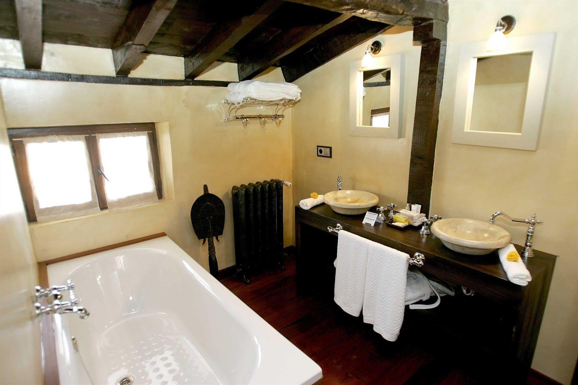 Hotel Boutique Valle De Oca Villanasur Rio De Oca Bagian luar foto